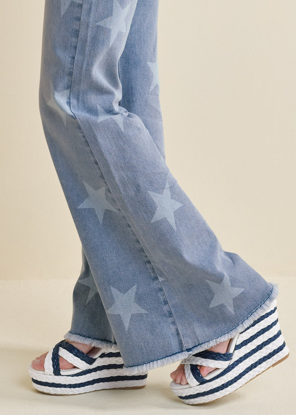 Mid-Rise Star Flare Jeans - Light Wash
